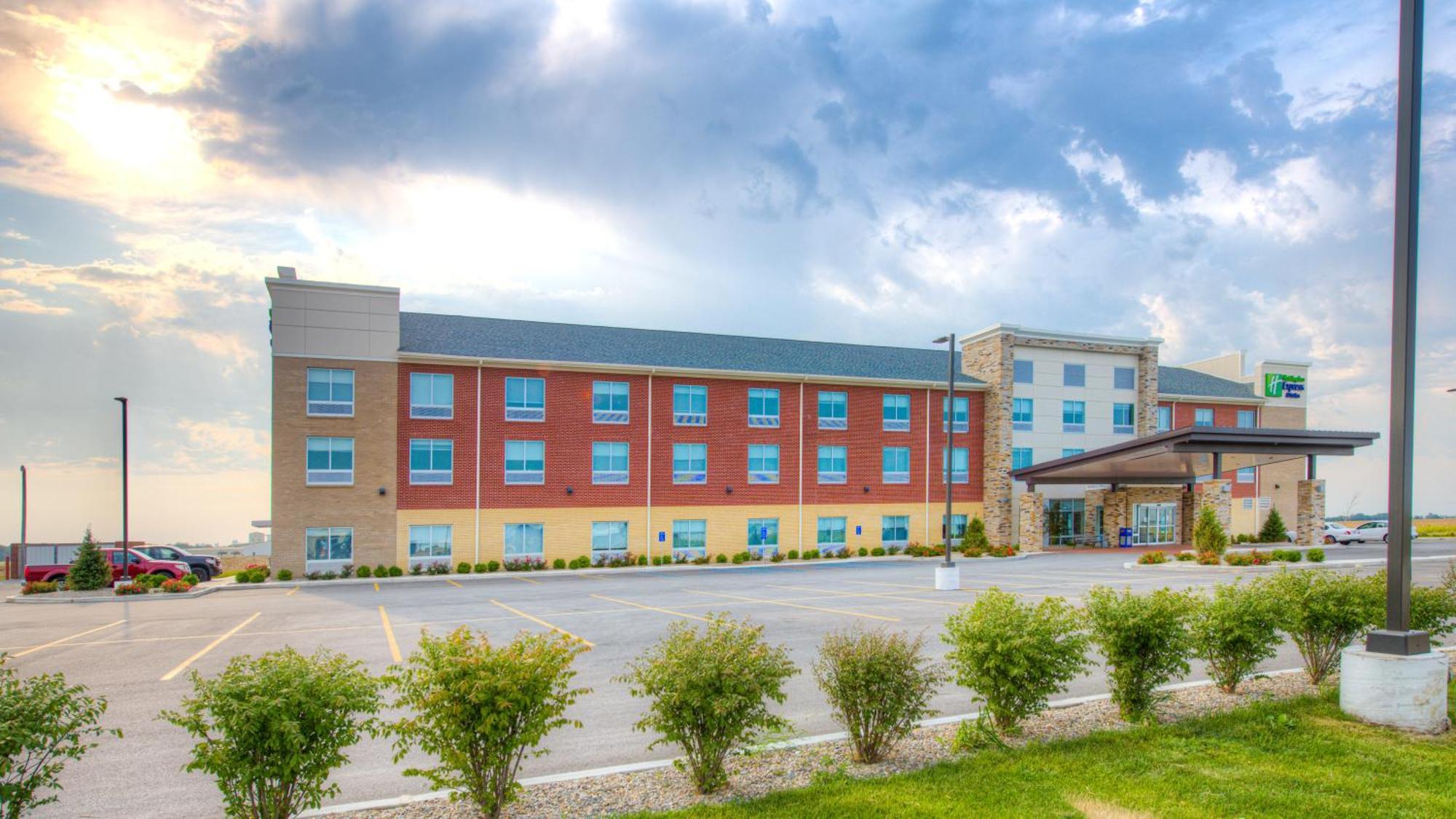Holiday Inn Express & Suites - Remington By Ihg Exteriör bild